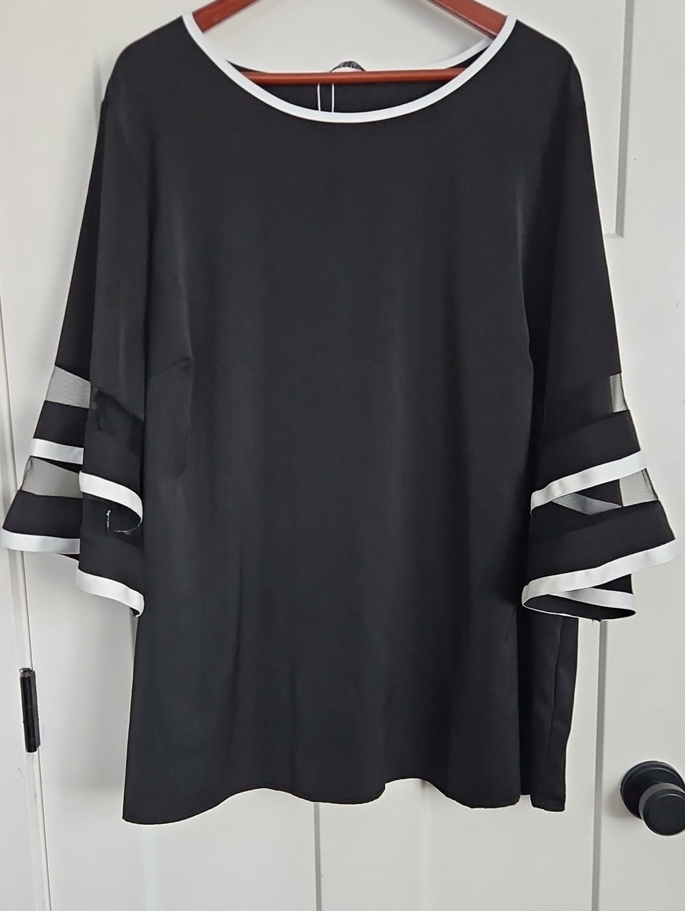 BloomChic NWT Black W/White Trim, Wide Sleeve Blouse Women's Sz 26